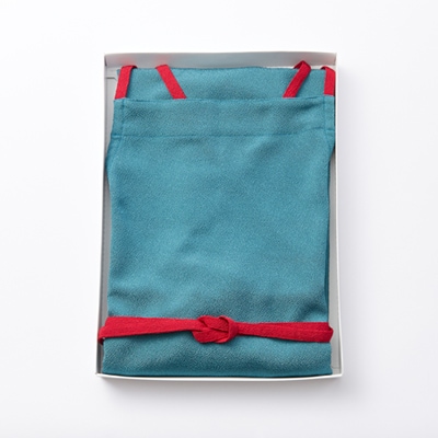 京都の伝統織物を使った丹後ちりめんエプロン(グリーン×赤)　プレゼント・ギフトにも　京都与謝野町より