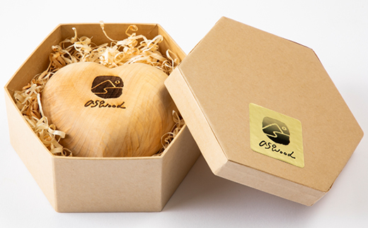 天然ヒノキ使用　ハートの写真ケース　プレゼントやお祝いにぴったり