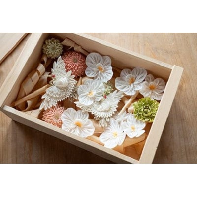 森の美しさを守る　与謝野ヒノキ木箱入りシルク100%つまみ細工ウエディングセット　京都丹後より