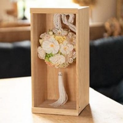 森の美しさを守る　与謝野ヒノキの木箱入り シルク100%つまみ細工ウエディングボールブーケ