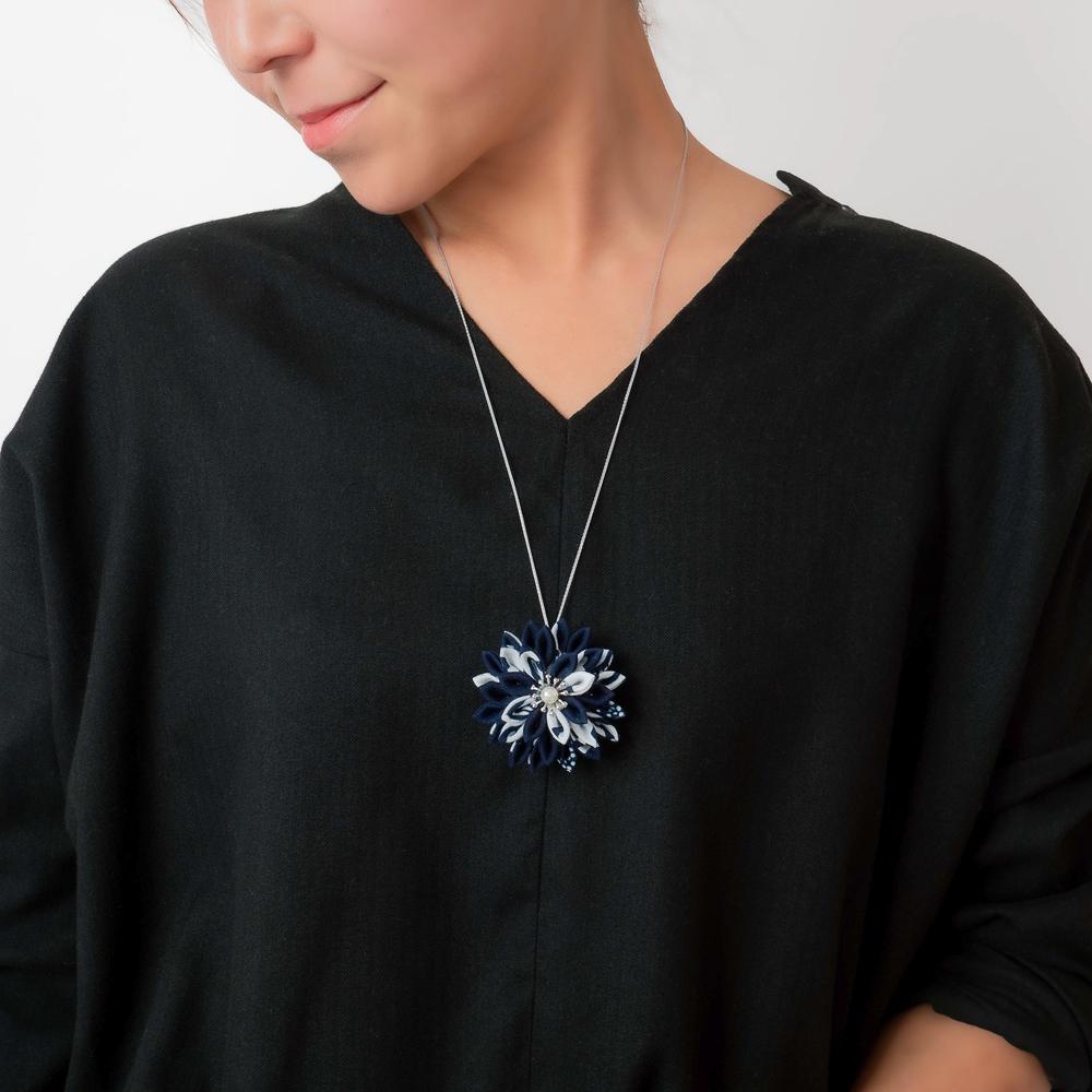 花舞うペンダント「つまみ細工×堺注染」（紺）