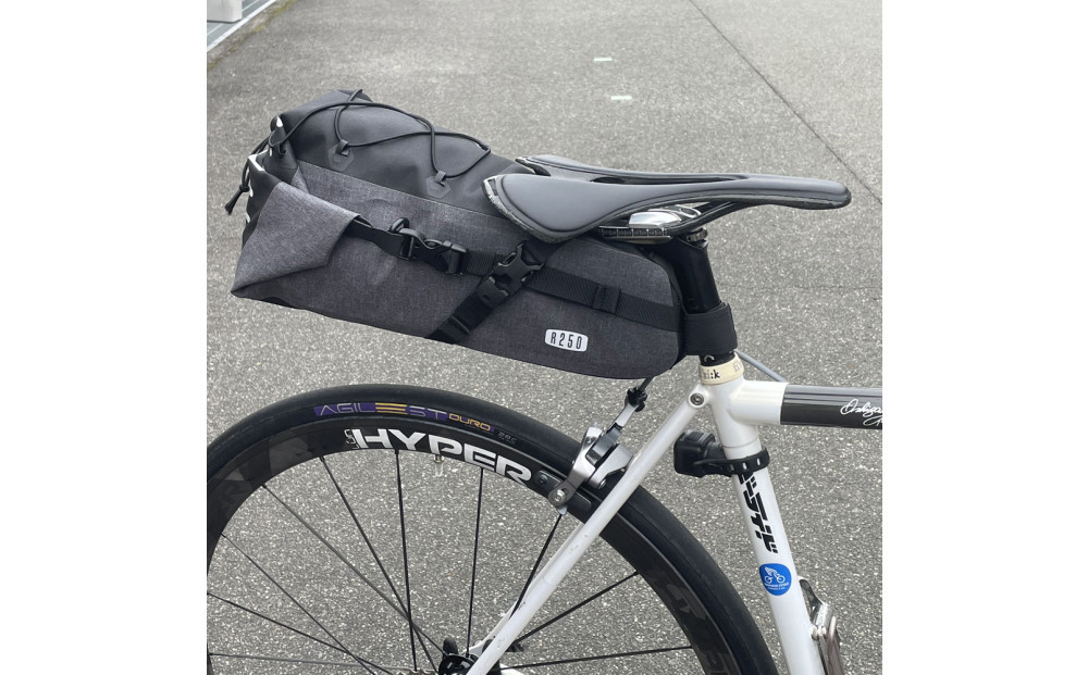 R250 防水サドルバッグ2  ハイブリッド ラージ グレー/ブラック