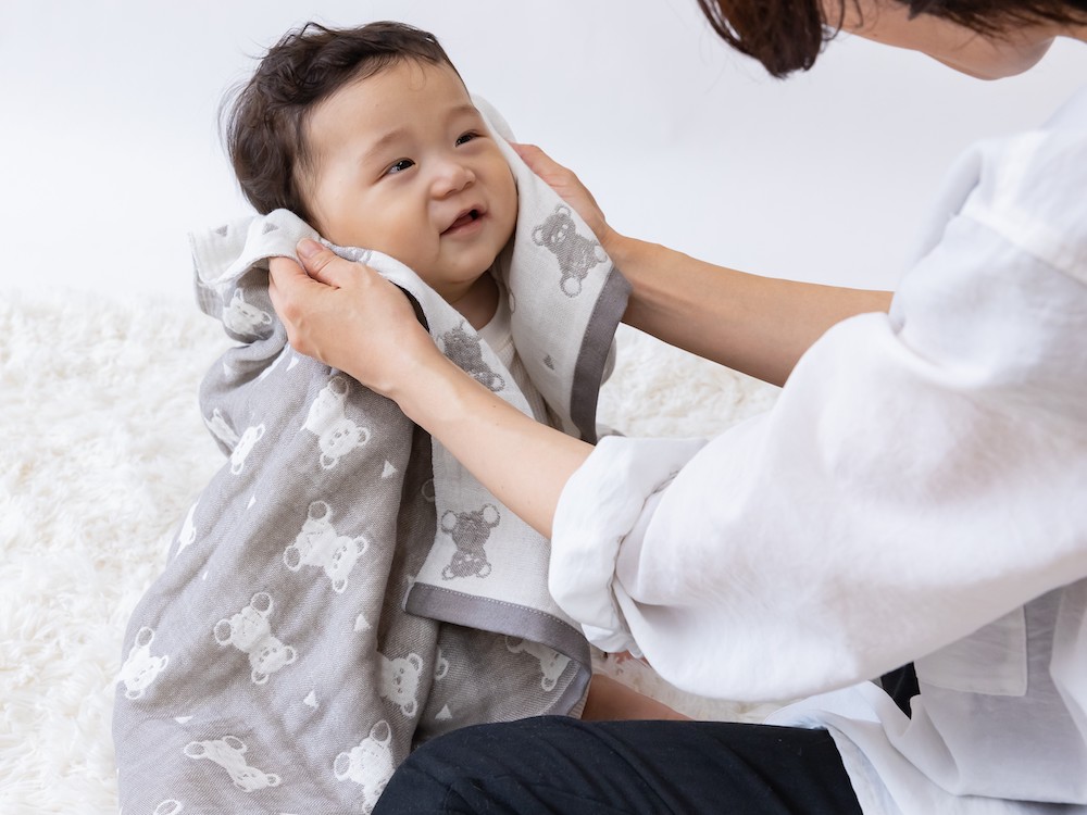 4重ガーゼ ミニバスタオル くま柄(チャコールグレー) 毛布の町泉大津市産 綿100% gauze-bath [3024]