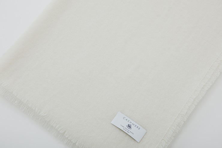 【ホワイト】カシミヤ100% エアリーストール ｜ 高級素材 軽量 なめらかな肌触り 寒さ対策 確かな技術 日本製 プレゼント ギフト 誕生日 お見舞い お歳暮 父の日 母の日 [4045]