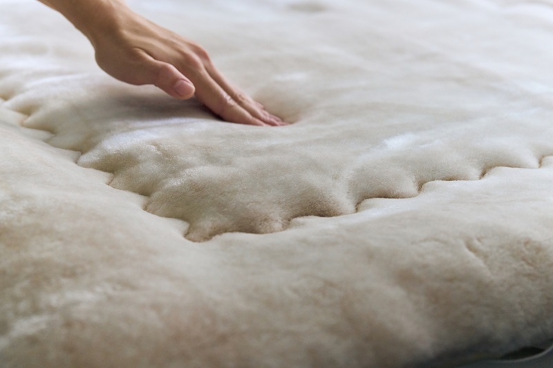 アクリル毛布 ニューマイヤー メランシカ敷きパッド ホワイト×ピンクベージュ ダブルサイズ140×205cm