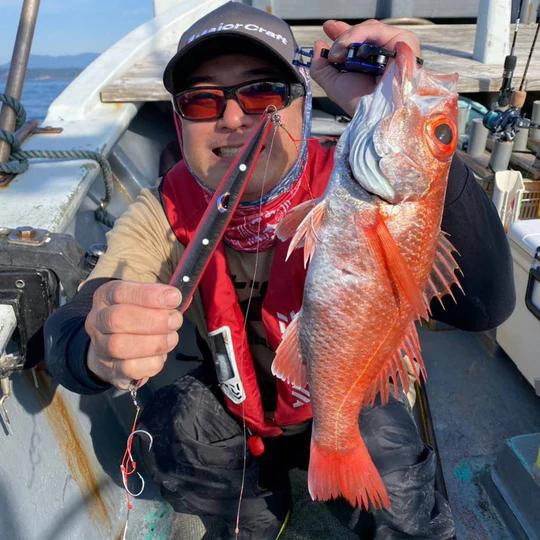 フィッシングマックスが開発する、完全現場視点のルアーブランド「AZZURRO」の、近海エリアをスピーディーにサーチ可能な万能メタルジグ。「フルボ250g」2本セット