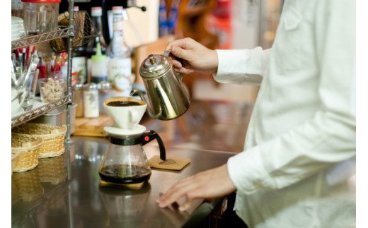 《定期便》焙煎仕立ての珈琲豆を毎月300gお届け (全3回) 合計900g (中挽き) [1625]