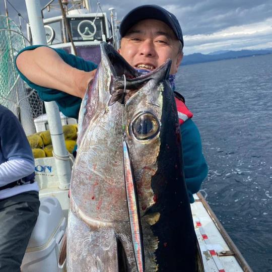 フィッシングマックスが開発する、完全現場視点のルアーブランド「AZZURRO」の、近海エリアをスピーディーにサーチ可能な万能メタルジグ。「フルボ200g」2本セット