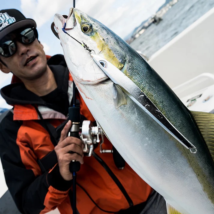 フィッシングマックスが開発する、完全現場視点のルアーブランド「AZZURRO」の、スロージギング対応 青物タチパターン必須のロングメタルジグ「ルンゴII 300g」2本セット