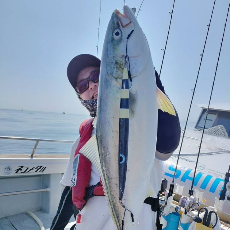 フィッシングマックスが開発する、完全現場視点のルアーブランド「AZZURRO」の、スロージギング対応 青物タチパターン『絶叫！ウォータースライダー系メタルジグ！』「ルンゴスライダー300g」2本セット