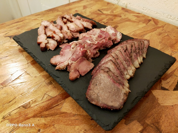 トモズプレイス スモークミート 600g (スモークビーフ 100g×2パック、スモークポーク 100g×2パック、スモークチキン 100g×2パック)｜牛肉 豚肉 鶏肉 燻製 誕生日 クリスマス パーティー [4791] ※2025年1月下旬頃より順次発送予定