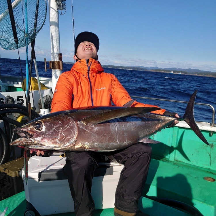 フィッシングマックスが開発する、完全現場視点のルアーブランド「AZZURRO」の、近海エリアをスピーディーにサーチ可能な万能メタルジグ。「フルボ200g」2本セット