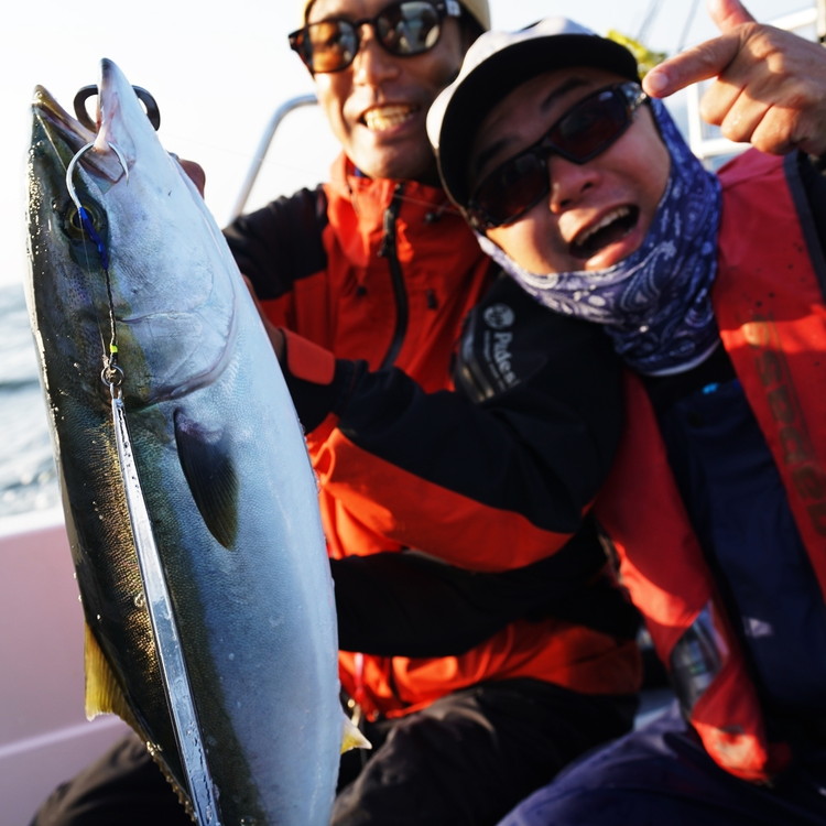 フィッシングマックスが開発する、完全現場視点のルアーブランド「AZZURRO」の、スロージギング対応 青物タチパターン『絶叫！ウォータースライダー系メタルジグ！』「ルンゴスライダー200g」2本セット