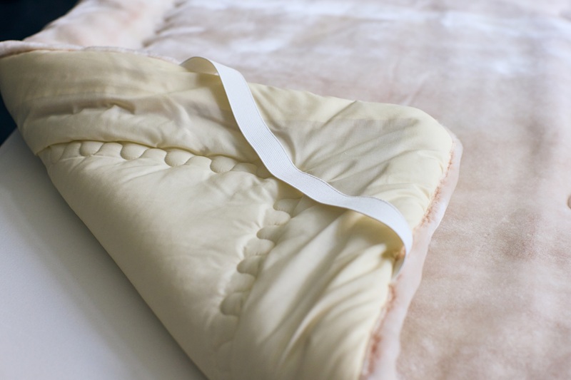 アクリル毛布 ニューマイヤー メランシカ敷きパッド ホワイト×ピンクベージュ ダブルサイズ140×205cm