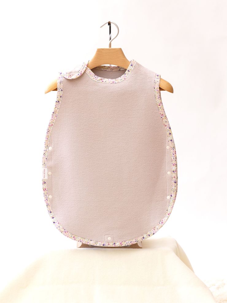 名入れ可 綿毛布 スリーパー(丸型) ベージュピンク×花柄 毛布の町 泉大津市産｜毛布 天然素材 綿 100% 速乾 名入れ刺繍 オールシーズン 着る毛布 ベビー服 ベビー用品 ベビーグッズ ベビー 赤ちゃん 子供用 プレゼント ギフト お祝い sleeper-maru [3362]