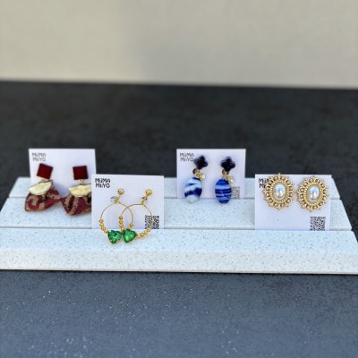 ピアススタンド　白地　粒模様あり