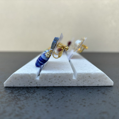 ピアススタンド　白地　粒模様あり