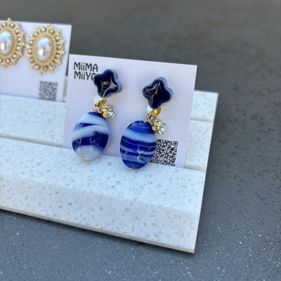 ピアススタンド　白地　粒模様あり