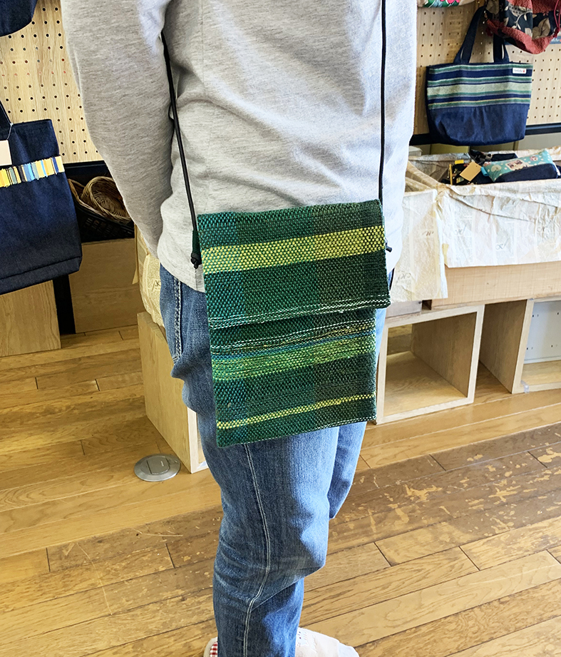 A272　りんごの木　さをり織りサコッシュ（グリーン系）