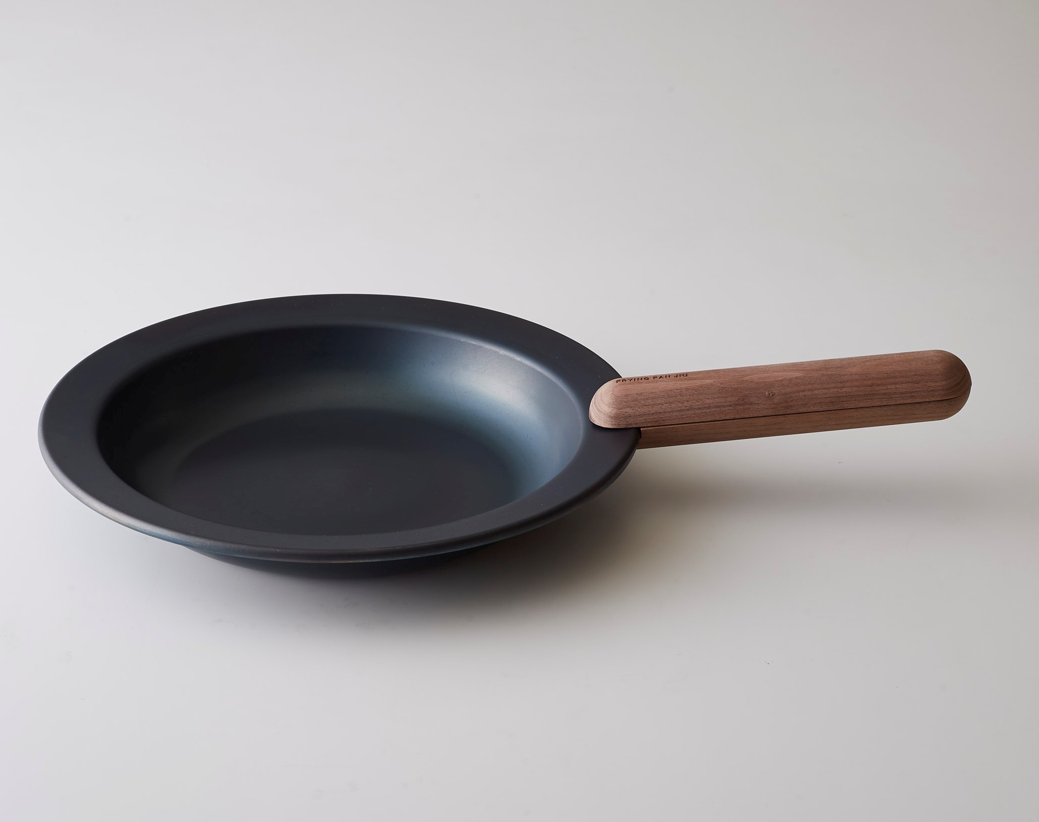 D166　IO フライパンジュウ&ハンドルセット Lサイズ /ウォルナット(クルミ材) 鉄フライパン