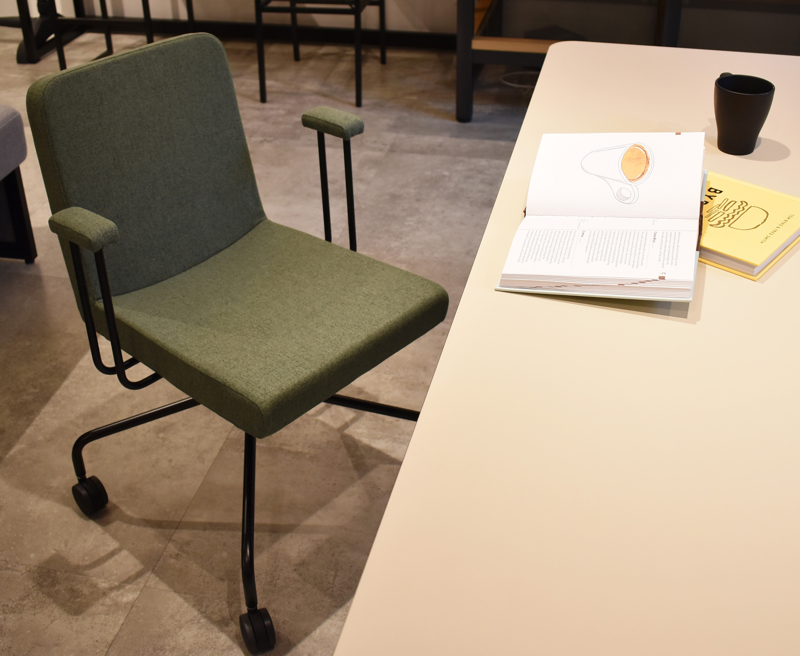 I125　ＱＵＯＮチェア　ニコＡ－ＲＷ（キャスター付／ワークチェア／テレワーク）