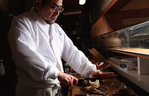 泉佐野老舗料理屋のおすすめ活あわびの旨煮５個 099H007