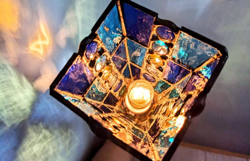 ステンドグラス・ランプ「おやすみライト（ブルースクエア）」 099H2915