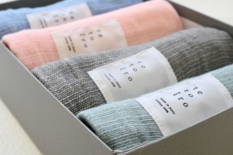 特殊織ガーゼ ハンドタオル４枚とA5サイズの収納箱入り（ブルー/ピンク/グレー/スモークブルー） 【泉州タオル 国産 吸水 普段使い シンプル 日用品】 099H3325