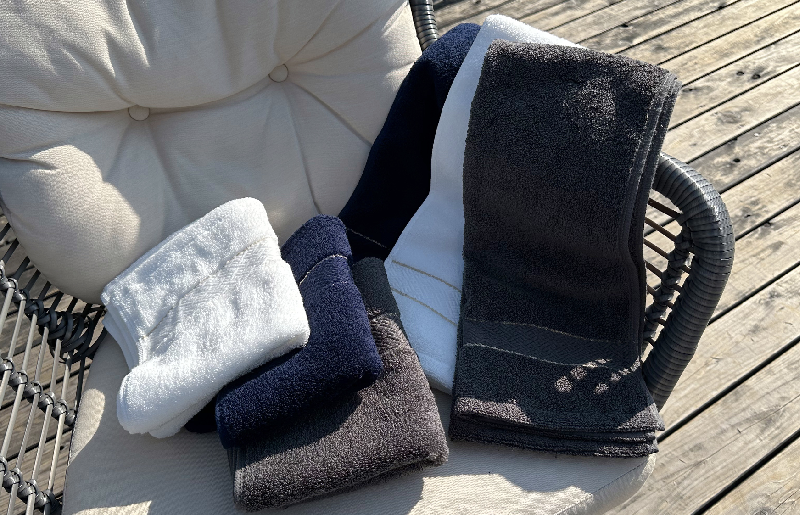 【肌心地No.1／クレディアタオル】フェイスタオル２枚ギフトセット（チャコール＆ホワイト）【泉州タオル 国産 吸水 普段使い シンプル 日用品】 010B1079