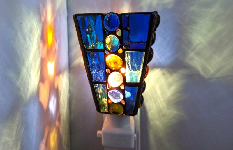 ステンドグラス・ランプ「おやすみライト（ブルースクエア）」 099H2915