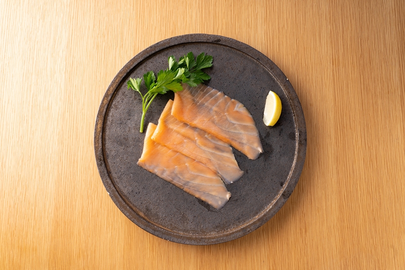 [大判]《スモーク ノルウェーサーモン》180g (60g×3P) 熟練職人の手切り｜株式会社ヒラオ 燻製 スモーク サーモン 鮭 [1137]