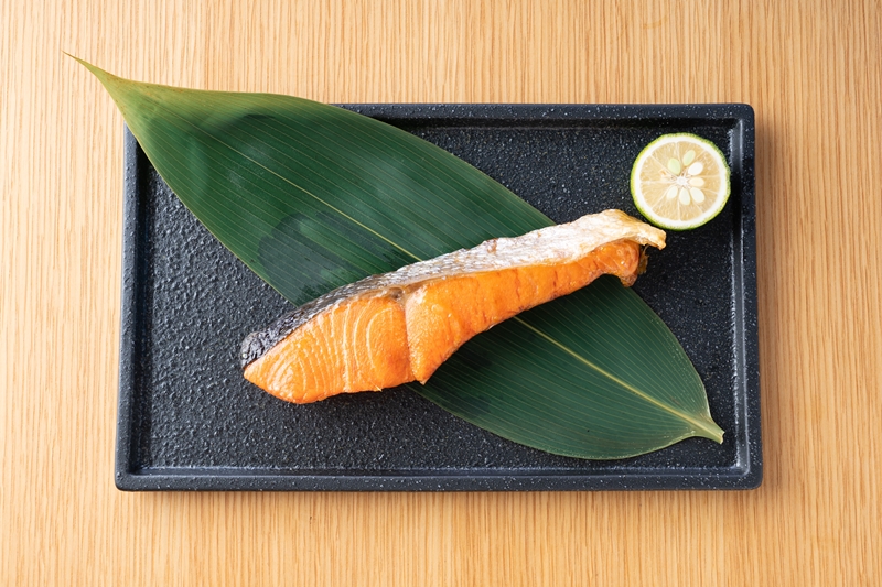 《天然塩 紅鮭切身》1尾分 (1900gから2000g) 昔ながらのシンプル製法／塩だけで製造 [1144]