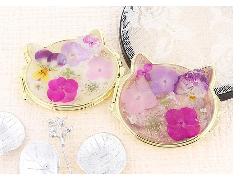 猫ちゃん型コンパクトミラー カラフルな押し花が美しい【ココア／compact-19】｜コンパクトミラー ミラー ミニ鏡 手鏡 拡大鏡 携帯 おしゃれ かわいい 丸 オシャレ 手作り ギフト プレゼント コンパクト 上品 猫 押し花 [1079]