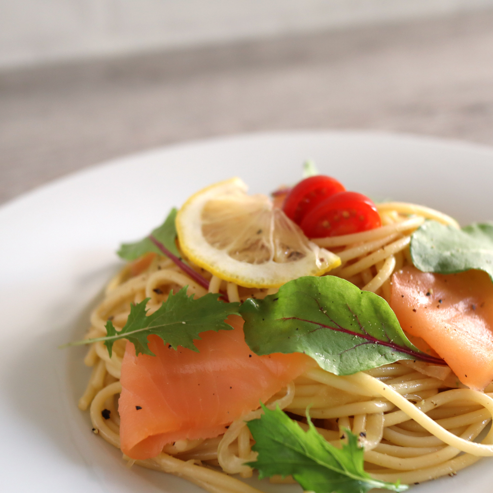 [大判]《スモーク ノルウェーサーモン》180g (60g×3P) 熟練職人の手切り｜株式会社ヒラオ 燻製 スモーク サーモン 鮭 [1137]