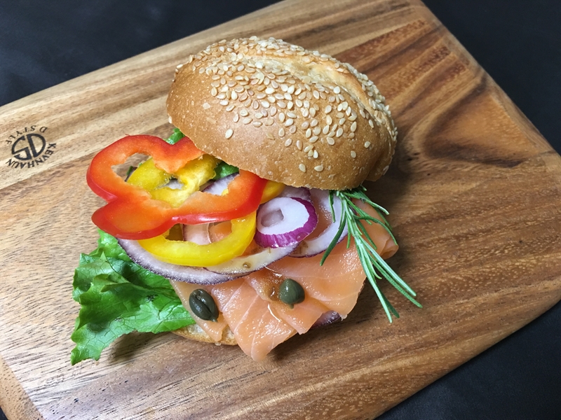 [大判]《スモーク ノルウェーサーモン》600g (60g×10P) 熟練職人の手切り [1139]