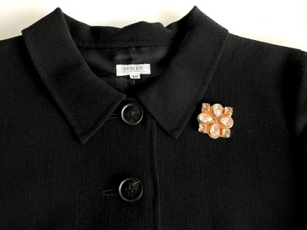 大粒スワロフスキー®クリスタルのスクエアブローチ（ピンク系デライト）