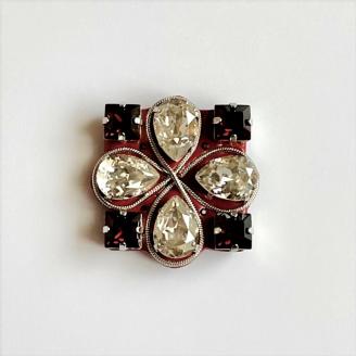 大粒スワロフスキー®クリスタルのスクエアブローチ（バーガンディレッド）