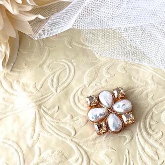 淡水パールとスワロフスキークリスタルの上品ハンドメイドスクエアブローチ（ゴールド）｜希少な大粒クリスタル使用・高級感漂うしずく型パール｜プレゼント仕様・ギフトBOX入り｜RoseTaraオリジナルデザイン｜フォーマルにもカジュアルにも使えるアクセサリー｜大阪府河内長野市返礼品 母の日 入学式 卒業式 卒園式 入園式