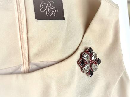 大粒スワロフスキー®クリスタルのスクエアブローチ（バーガンディレッド）