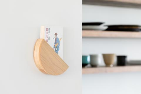 木のある暮らしproduct　ponto 本棚 ブックスタンド 壁掛け インテリア 木材 デザイン おしゃれ graf｜こだわりの逸品 地域特産品 ギフト 自分用 人気 おすすめ