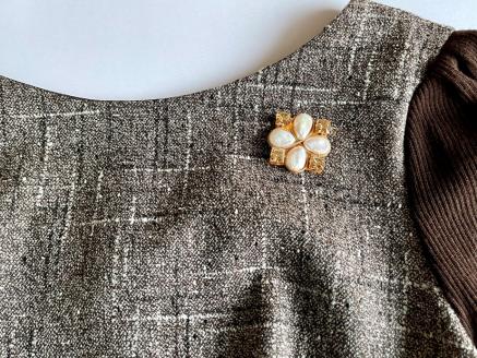 淡水パールとスワロフスキークリスタルの上品ハンドメイドスクエアブローチ（ゴールド）｜希少な大粒クリスタル使用・高級感漂うしずく型パール｜プレゼント仕様・ギフトBOX入り｜RoseTaraオリジナルデザイン｜フォーマルにもカジュアルにも使えるアクセサリー｜大阪府河内長野市返礼品 母の日 入学式 卒業式 卒園式 入園式