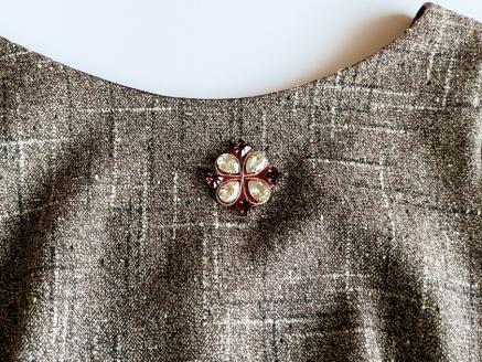 大粒スワロフスキー®クリスタルのスクエアブローチ（バーガンディレッド）