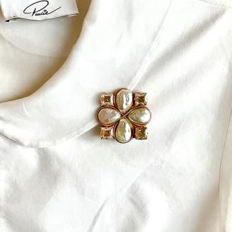 淡水パールとスワロフスキークリスタルの上品ハンドメイドスクエアブローチ（ゴールド）｜希少な大粒クリスタル使用・高級感漂うしずく型パール｜プレゼント仕様・ギフトBOX入り｜RoseTaraオリジナルデザイン｜フォーマルにもカジュアルにも使えるアクセサリー｜大阪府河内長野市返礼品 母の日 入学式 卒業式 卒園式 入園式