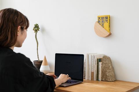 木のある暮らしproduct　ponto 本棚 ブックスタンド 壁掛け インテリア 木材 デザイン おしゃれ graf｜こだわりの逸品 地域特産品 ギフト 自分用 人気 おすすめ