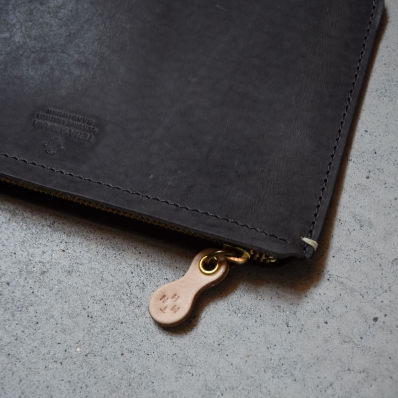 Teha’amana Square pouch L テハマナ スクエアポーチ L スモーク ブラック 革 皮 雑貨 おしゃれ レザー 本革 こだわりの逸品 地域特産品 ギフト 自分用 人気 おすすめ スモーク ブラック Lサイズ