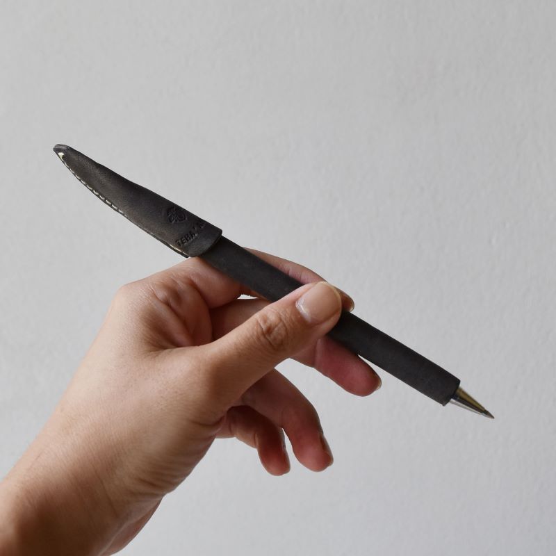 Teha’amana Pen Smoke テハマナ ペン スモーク グレー  革 皮 雑貨 おしゃれ レザー 本革 こだわりの逸品 地域特産品 ギフト 自分用 人気 おすすめ スモーク グレー 