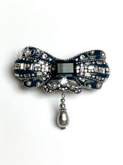 クラシカルなリボンブローチ（紺ーネイビー）希少なスワロフスキー®クリスタルを使用したRose　Taraオリジナルデザインブローチ