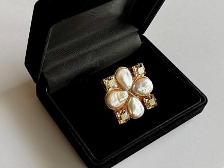 淡水パールとスワロフスキークリスタルの上品ハンドメイドスクエアブローチ（ゴールド）｜希少な大粒クリスタル使用・高級感漂うしずく型パール｜プレゼント仕様・ギフトBOX入り｜RoseTaraオリジナルデザイン｜フォーマルにもカジュアルにも使えるアクセサリー｜大阪府河内長野市返礼品 母の日 入学式 卒業式 卒園式 入園式