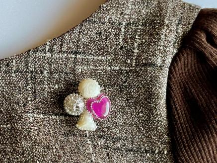 クラシカルクローバーのブローチ（ピンクハート×パール×シルバー）｜こだわりの逸品 地域特産品 ギフト 自分用 人気 おすすめ