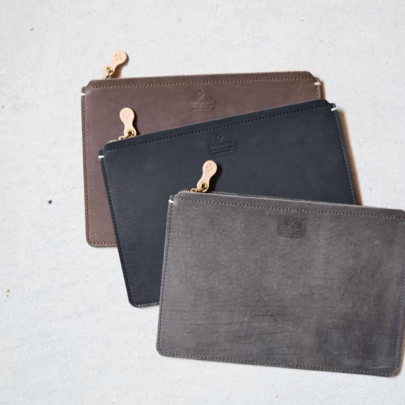 Teha’amana Square pouch L テハマナ スクエアポーチ L スモーク ブラック 革 皮 雑貨 おしゃれ レザー 本革 こだわりの逸品 地域特産品 ギフト 自分用 人気 おすすめ スモーク ブラック Lサイズ
